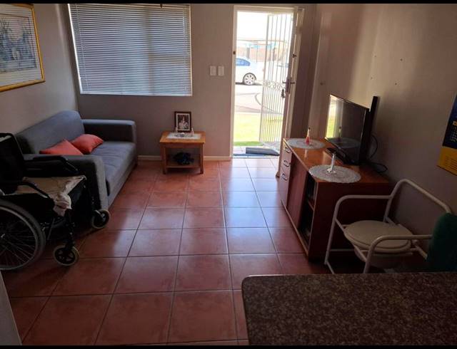 1 BEDROOM PROPERTY TO RENT IN PAROW NORTH